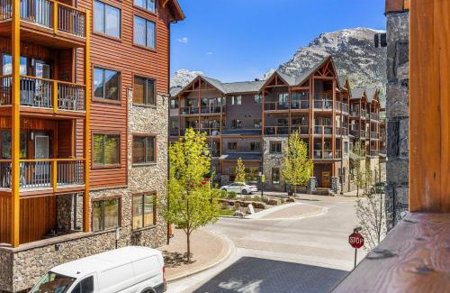 Canmore Apartment | Spring Creek Luxury King One Bedroom at White Spruce Lodge