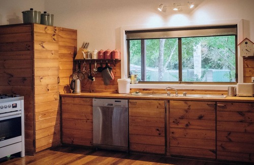 Topi Topi House | Spring Special. Peaceful escape, beaut views & sauna. Nr Seal Rocks. Pets okay.
