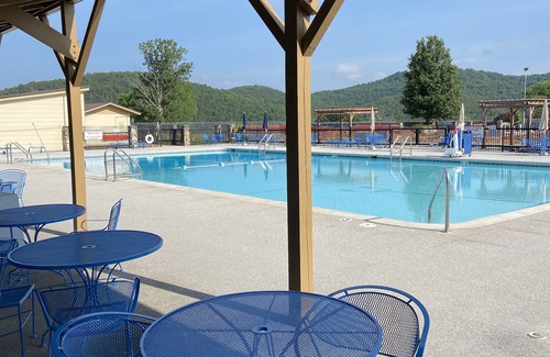 Eureka Springs House | Squirrel Hollow: Newly renovated lake house Holiday Island