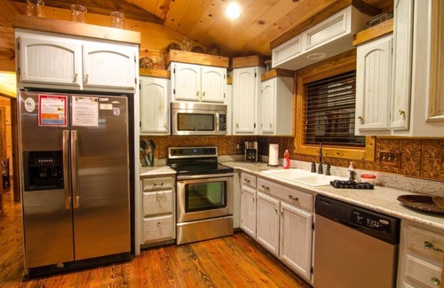 Broken Bow Cabin | Squirrel's Nest Cabin, 2 Bdrms, 1 KING, 1 QUEEN, 1 Bath - outdoor HOT TUB
