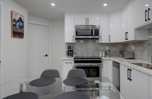 St. Albert House | St. Albert Luxury New 2BR/2BA Basement Private Entrance Pet-Friendly