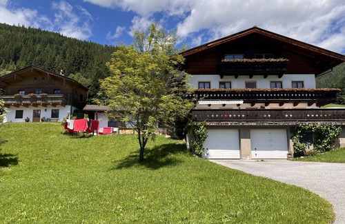 Schonbach Villa | Stunning villa for 11 people with WIFI, TV, terrace, panoramic view and parking