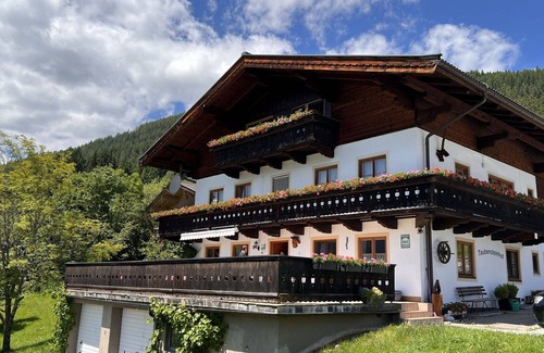 Schonbach Villa | Stunning villa for 11 people with WIFI, TV, terrace, panoramic view and parking