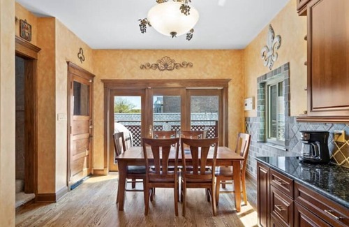 North Center Apartment | St.Bens, Jacuzzi, EV Parking! 4 beds, Walk to Wrigley Field & Brown Line!