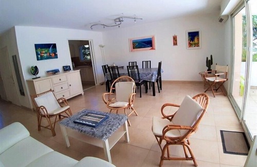 Le Lavandou Apartment | ST CLAIR APARTMENT T4 CLIMATISE and CLASS 3 * + GARAGE