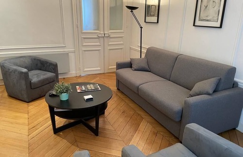 Quartier de la Monnaie Apartment | St Germain des Prés : 2 bedrooms apartment, sleep : 6, elevator, 1 bathroom/WC