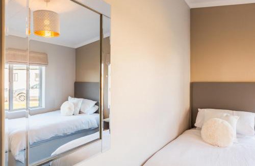 Ryde House | St Helens - Lodge - sleeps 4 - Pets Allowed - Pool