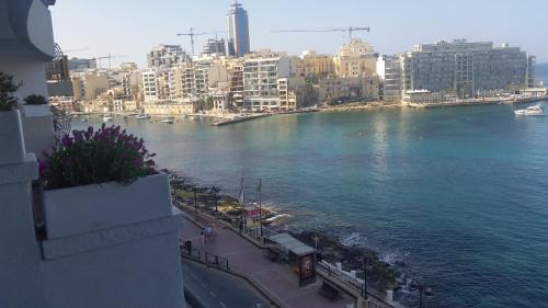 Il-Balluta Apartment | St Julians' Sea Front, Spectacular View, Apartment
