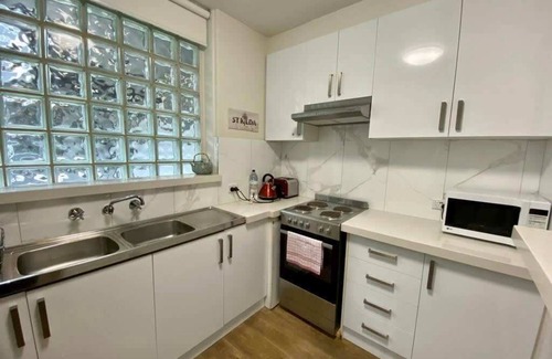 Melbourne Airport Apartment | St Kilda Apmnt Moments to Acland St With Parking!
