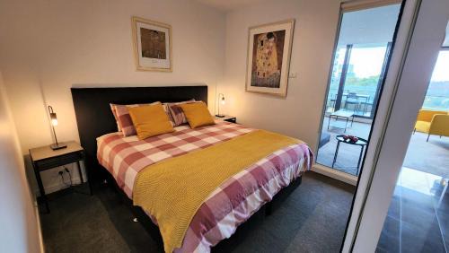 St Kilda Apartment | St Kilda vibes - City views, airy 1 bed sleeps 2-4