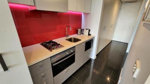 St Kilda Apartment | St Kilda vibes - City views, airy 1 bed sleeps 2-4