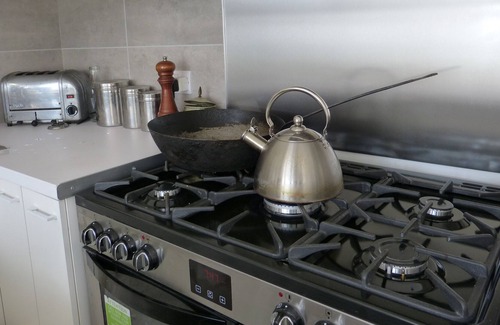 St Leonards-On-Sea Apartment | St Leonards On Sea - Seafront First Floor Flat W/ Stunning Sea View