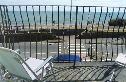 St Leonards-On-Sea Apartment | St Leonards On Sea - Seafront First Floor Flat W/ Stunning Sea View