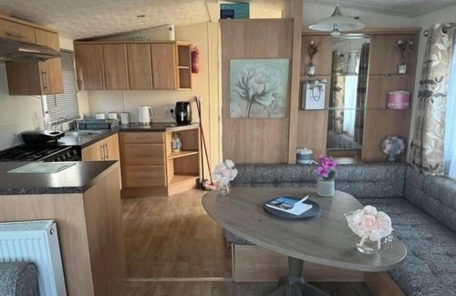 Clacton-on-Sea Cabin | St Osyth Beach 3-Bed Caravan, Sleeps 8, Parking