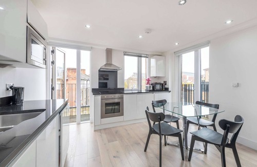 Euston Apartment | St. Pancras Skyline - by Frankie