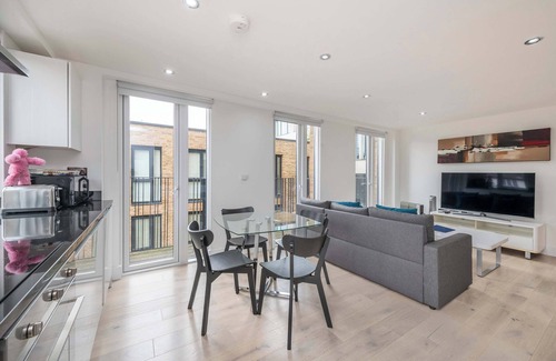 Euston Apartment | St. Pancras Skyline - by Frankie