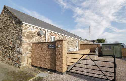 Tywyn Cottage | STABLE COTTAGE LLANDUDNO, pet friendly, with a garden in Llandudno