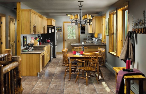Superior House | Stable View Cabin - Alpine Falls Ranch