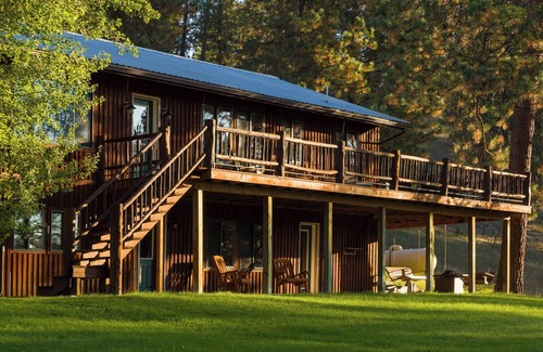 Superior House | Stable View Cabin - Alpine Falls Ranch