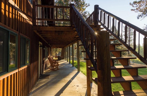 Superior House | Stable View Cabin - Alpine Falls Ranch