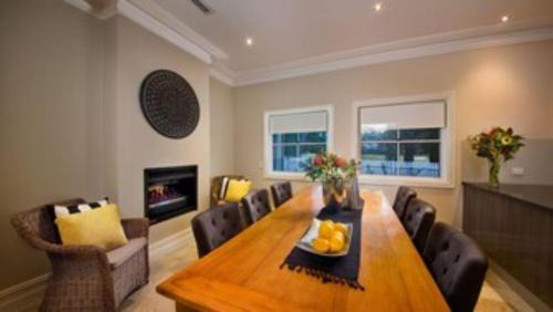 Wentworth Falls House | Stableford House on the Golf Course