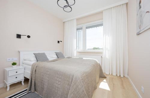 Wola Apartment | Stacja Wola Nowoczesny Apartament z Balkonem i Parkingiem Warszawa by Noclegi Renters