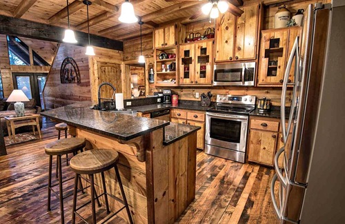 Broken Bow Cabin | STAIRWAY TO HEAVEN- Private Mountain Retreat- Overlooks Nat'l Forest & Sleeps 18