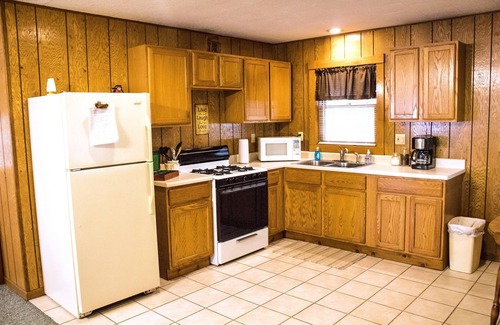 Triumph Cabin | Stand Alone cabin with Whirlpool Tub, Full Kitchen & Fire Pit Near Starved Rock