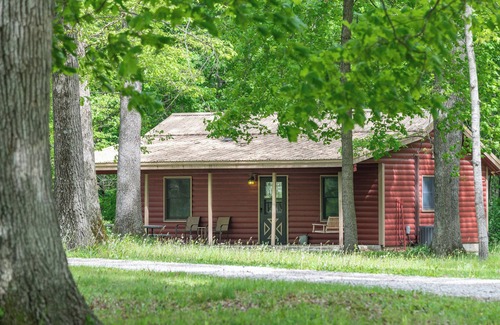 Triumph Cabin | Stand Alone cabin with Whirlpool Tub, Full Kitchen & Fire Pit Near Starved Rock