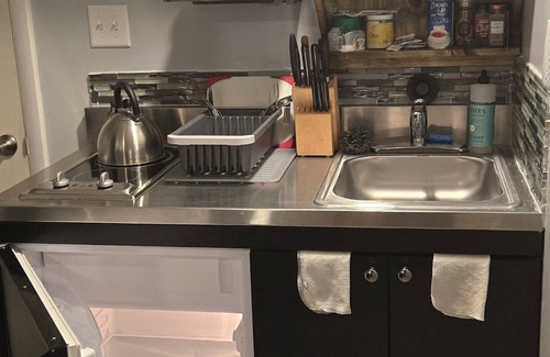 Mount Adams Apartment | Stand Alone Studio, Free Off Street Parking, Walkable 2 Downtown, Beautiful Area