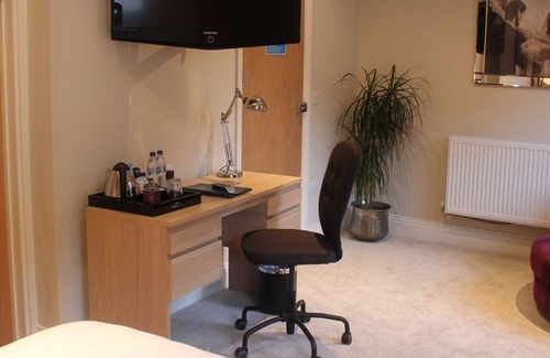 Yeovil Bed & Breakfast | Standard Double Ensuite with Bath at The Keep