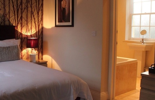 Yeovil Bed & Breakfast | Standard Double Ensuite with Bath at The Keep