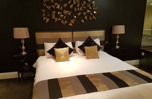 Yeovil Bed & Breakfast | Standard Double Ensuite with Bath at The Keep