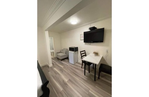 East Kootenay House | Standard Queen Suite in Beautiful Radium