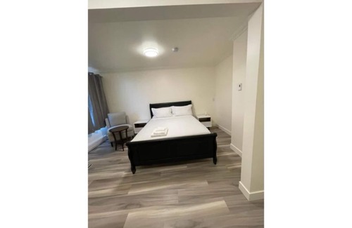 East Kootenay House | Standard Queen Suite in Beautiful Radium