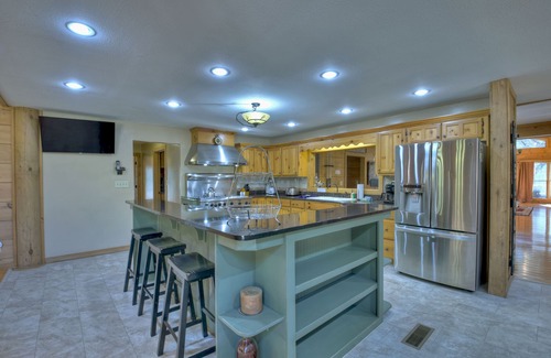 Cherry Log House | Stanley Creek Lodge -4 Acre Creekside Lodge w/pool and Fishing