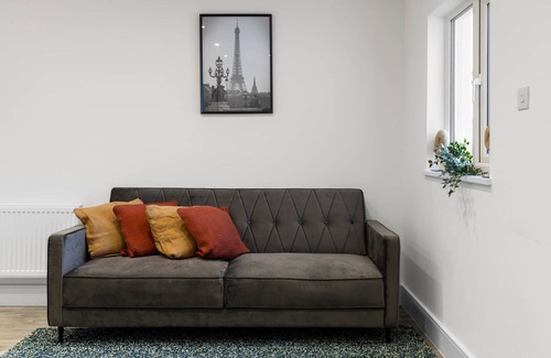 West Hendon Apartment | Star London Vivian Avenue 2-Bed Haven