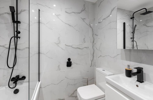 West Hendon Apartment | Star London Vivian Avenue 2-Bed Haven