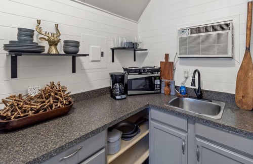 Oil City Cabin | Stargazer~Caddo Lake Cabins with Kayaks