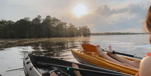 Oil City House | Stargazercaddo Lake Cabins With Kayaks