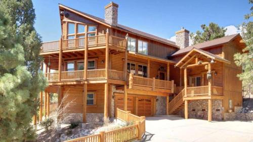 Castle Glen Estates House | Starlight Retreat by AvantStay Gorgeous Log Style Home w Incredible Views