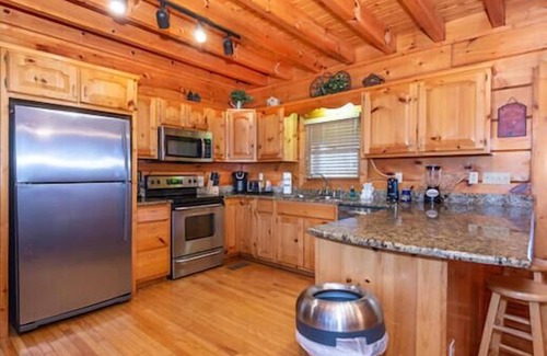 Gatlinburg - Pigeon Forge Resort | Starr Crest Lodge is a gorgeous four-bedroom cabin located in Starr Crest Resort