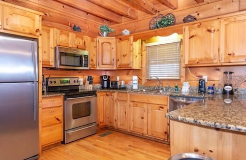 Gatlinburg - Pigeon Forge Resort | Starr Crest Lodge is a gorgeous four-bedroom cabin located in Starr Crest Resort