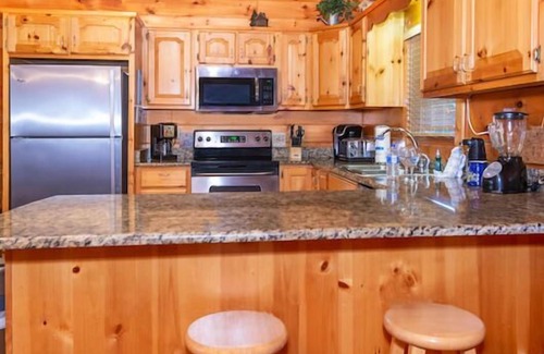 Gatlinburg - Pigeon Forge Resort | Starr Crest Lodge is a gorgeous four-bedroom cabin located in Starr Crest Resort