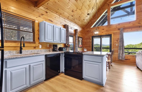 Gatlinburg - Pigeon Forge Resort | Starry Nights is a beautiful three-bedroom cabin located in Mountain View Court.
