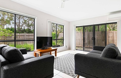 Pialba House | Stars on Torquay Road