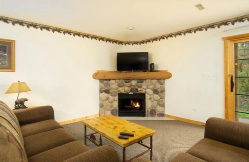 Oglesby Cabin | Starved Rock - 2BR 2BA rustic cabin