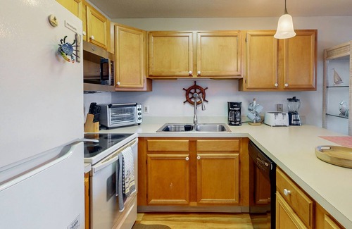 Caine Woods Condo | State-line Ocean City condo with shared pool & central air