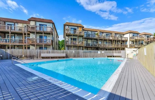 Caine Woods Condo | State-line Ocean City condo with shared pool & central air