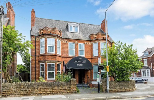 Beeston Hotel | Station Road - Contemporary 1bedroom Flat with 1 superking bed & ensuite bath